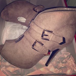 Guess booties BRAND NEW nude sz5.5